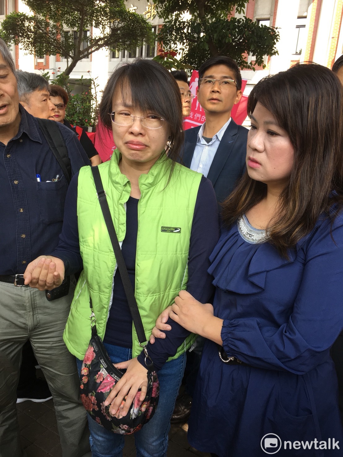 家長落淚表示,不懂孩子在學校上美術課為何要上性平教育。 圖:郭靜育/攝 家長落淚表示,不懂孩子在學校上美術課為何要上性平教育。 圖:郭靜育/攝