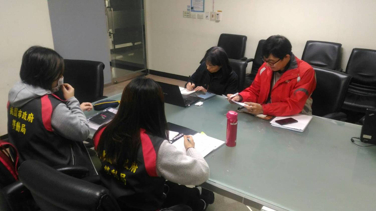 桃園市政府勞動局派員入廠訪視,要求華映公司應提出優於法令的資遣方案,保障勞工權益。 圖:桃園市政府勞動局/提供 桃園市政府勞動局派員入廠訪視,要求華映公司應提出優於法令的資遣方案,保障勞工權益。 圖:桃園市政府勞動局/提供