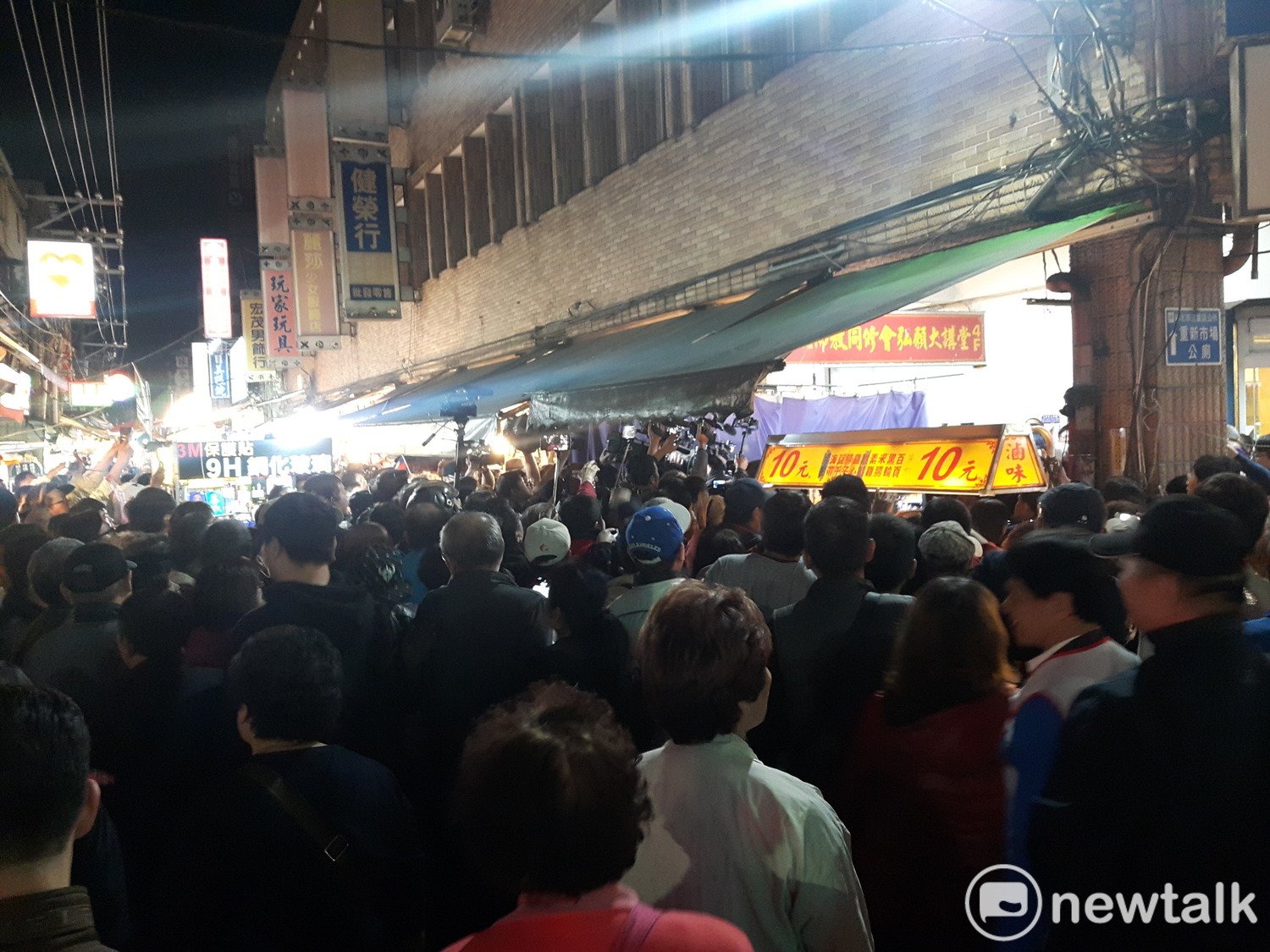 人潮及媒體為了搶拍韓冰,讓今晚鄭世維的夜市造勢之行短短十公尺幾乎完全卡住無法走動。 圖:林昀真/攝 人潮及媒體為了搶拍韓冰,讓今晚鄭世維的夜市造勢之行短短十公尺幾乎完全卡住無法走動。 圖:林昀真/攝