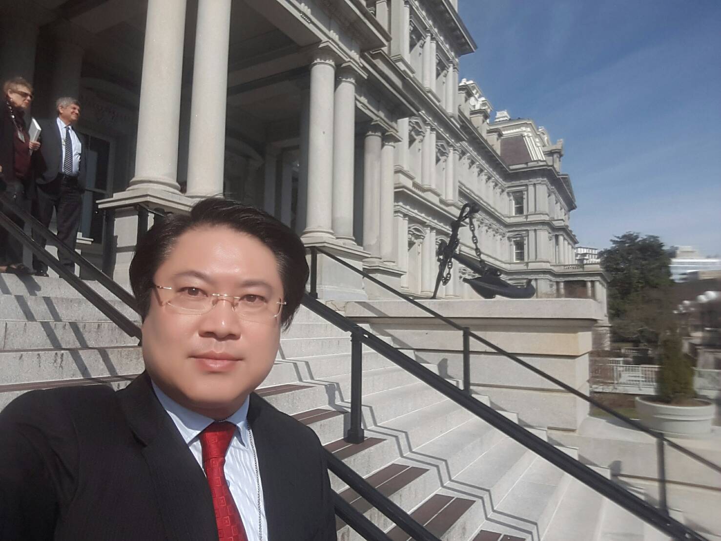 林右昌開心在白宮前面自拍。 圖:基隆市政府提供 林右昌開心在白宮前面自拍。 圖:基隆市政府提供
