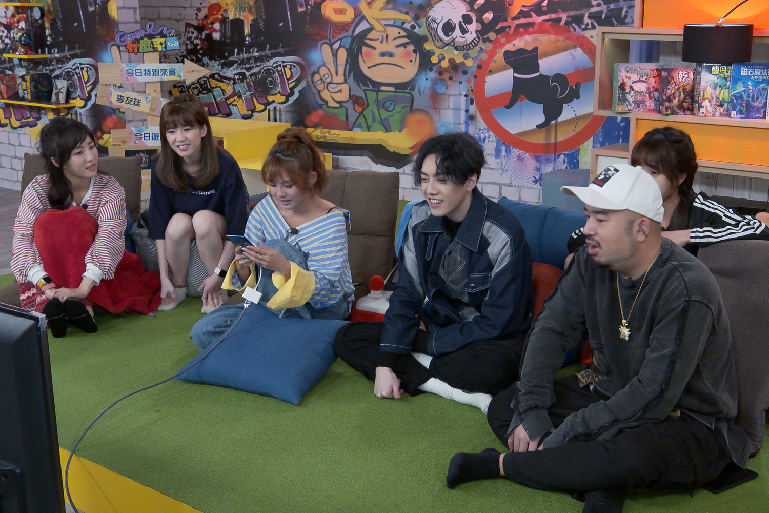 李友廷到《Game什麼東西》一起開箱新遊戲。左起:陳瑀希、MOMO、徐瑋吟、李友廷、阿達。 李友廷到《Game什麼東西》一起開箱新遊戲。左起:陳瑀希、MOMO、徐瑋吟、李友廷、阿達。
