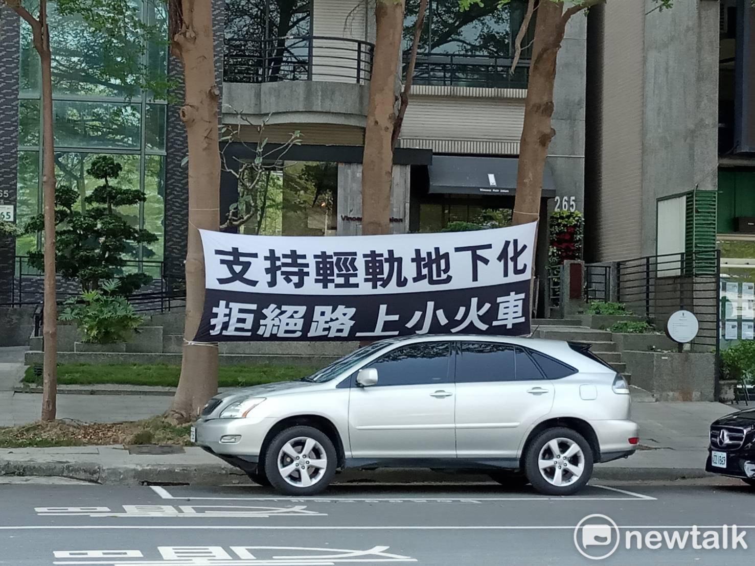 美術館區居民掛布條反對輕軌走平面道路。 固:孫家銘/攝 美術館區居民掛布條反對輕軌走平面道路。 固:孫家銘/攝
