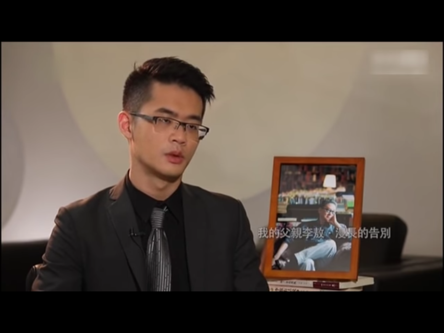 作家李敖的兒子李戡,昨晚便在微博發文,不改李家父子一脈相傳的犀利辛辣稱:「凌友詩真的是噁心到家了,拜託找樣板也找個像樣點的。」 圖:翻攝自Youtube 作家李敖的兒子李戡,昨晚便在微博發文,不改李家父子一脈相傳的犀利辛辣稱:「凌友詩真的是噁心到家了,拜託找樣板也找個像樣點的。」 圖:翻攝自Youtube