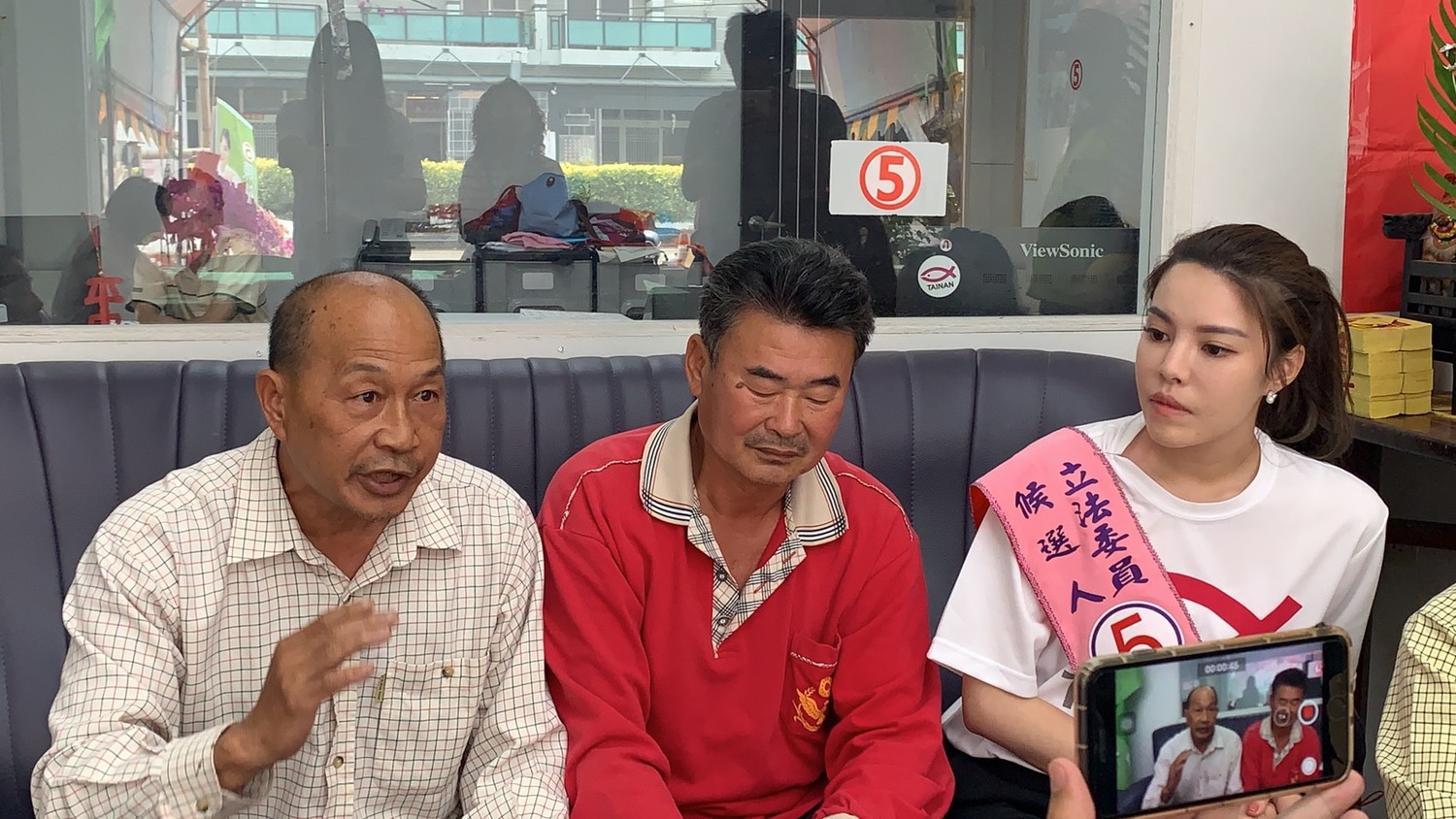 陳筱諭和袖農呼籲謝龍介在外銷麻豆文旦時,請通路商帶一些「老欉珍品」文旦到高端消費市場拍賣,讓外界知道麻豆文旦並非浪得虛名,也才能帶頭拉高一般麻豆文旦的銷售價格。 圖:黃博郎/攝 (資料照片) 陳筱諭和袖農呼籲謝龍介在外銷麻豆文旦時,請通路商帶一些「老欉珍品」文旦到高端消費市場拍賣,讓外界知道麻豆文旦並非浪得虛名,也才能帶頭拉高一般麻豆文旦的銷售價格。 圖:黃博郎/攝 (資料照片)