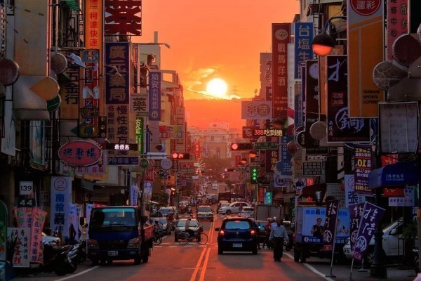 南投市民族路今年2月出現的「懸日」美景。圖:南投市公所/提供 南投市民族路今年2月出現的「懸日」美景。圖:南投市公所/提供