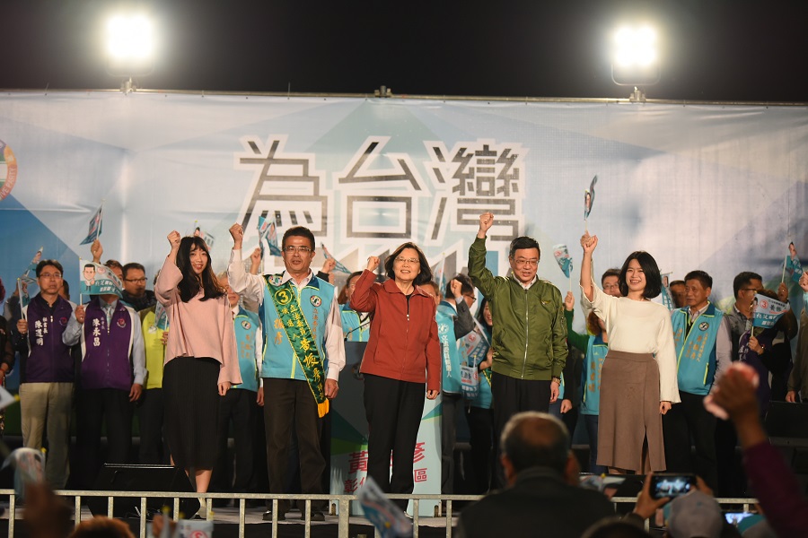 總統蔡英文、民進黨主席卓榮泰今晚為彰化縣立委候選人黃振彥站台輔選。 圖:民進黨中央/提供 總統蔡英文、民進黨主席卓榮泰今晚為彰化縣立委候選人黃振彥站台輔選。 圖:民進黨中央/提供