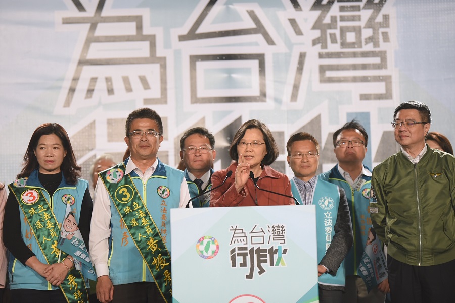 蔡英文在出席造勢晚會上,誇讚黃振彥會做事情、不膨風,希望鄉親把黃振彥送進立法院。 圖:民進黨中央/提供 蔡英文在出席造勢晚會上,誇讚黃振彥會做事情、不膨風,希望鄉親把黃振彥送進立法院。 圖:民進黨中央/提供