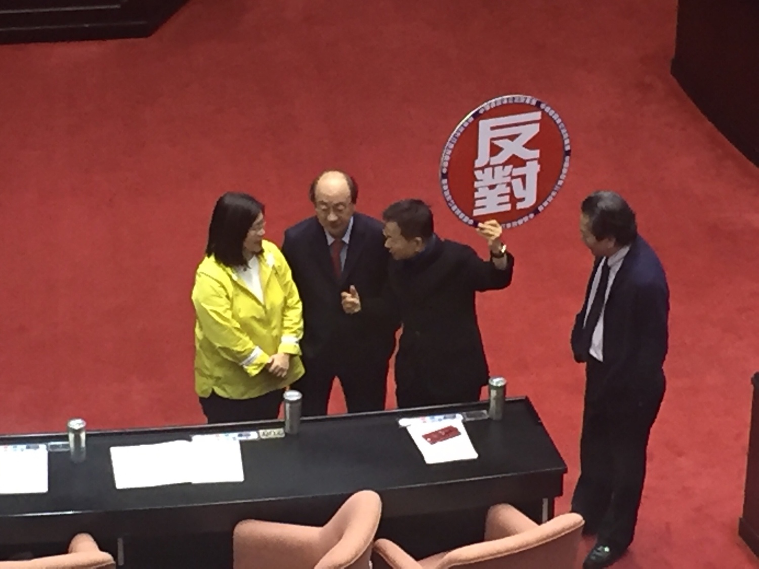 時代力量提議反對把國民黨立委賴士葆沈智慧領銜提出《公投第12案施行法》草案逕付二讀,在國民黨、民進黨、親民黨夾殺下,遭否決。 圖:趙婉淳/攝 時代力量提議反對把國民黨立委賴士葆沈智慧領銜提出《公投第12案施行法》草案逕付二讀,在國民黨、民進黨、親民黨夾殺下,遭否決。 圖:趙婉淳/攝