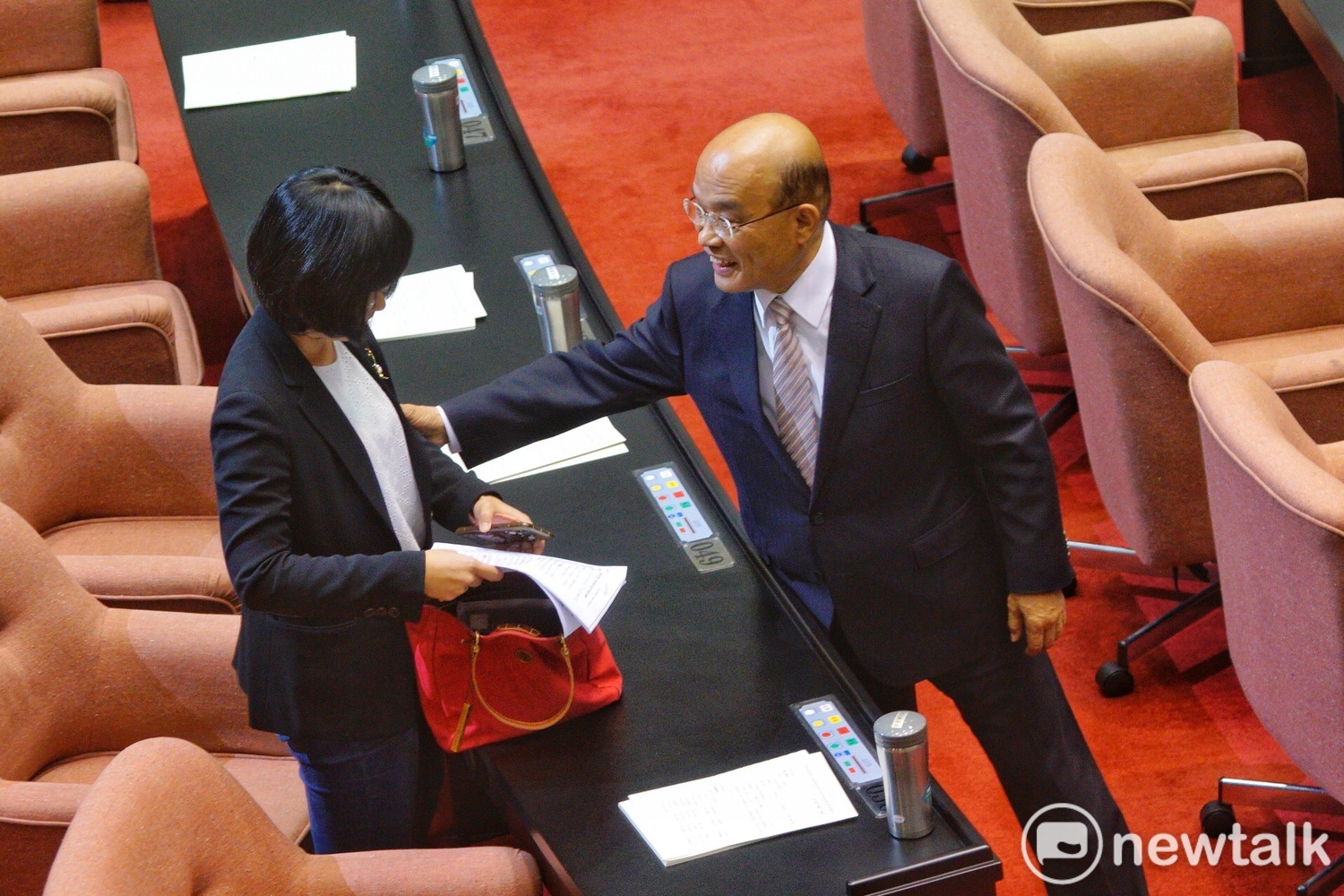 質詢後,蘇貞昌也到委員位置上給女兒加油打氣。 圖:張良一/攝 質詢後,蘇貞昌也到委員位置上給女兒加油打氣。 圖:張良一/攝