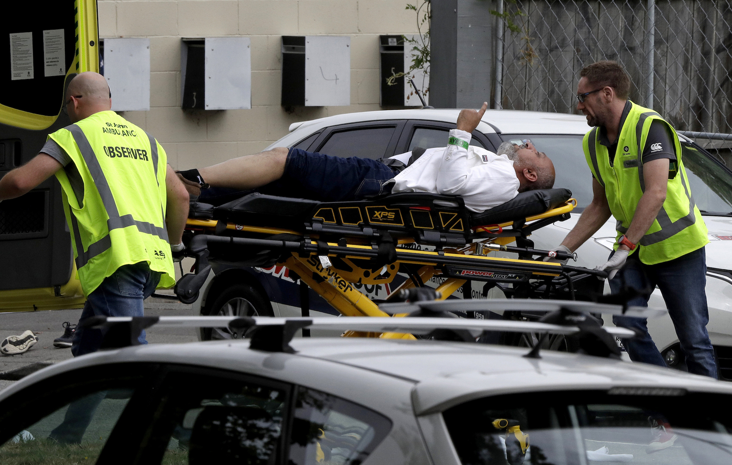 紐西蘭基督城15日發生重大槍擊事件造成傷亡,救護單位將傷者送醫。 圖:達志影像/美聯社 紐西蘭基督城15日發生重大槍擊事件造成傷亡,救護單位將傷者送醫。 圖:達志影像/美聯社