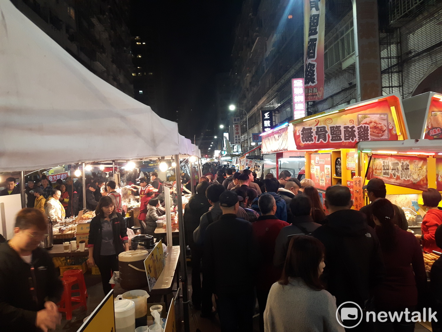 許多攤位在晚會周邊做生意,滿滿人潮讓三陽路成了小夜市。 圖:林昀真/攝 許多攤位在晚會周邊做生意,滿滿人潮讓三陽路成了小夜市。 圖:林昀真/攝