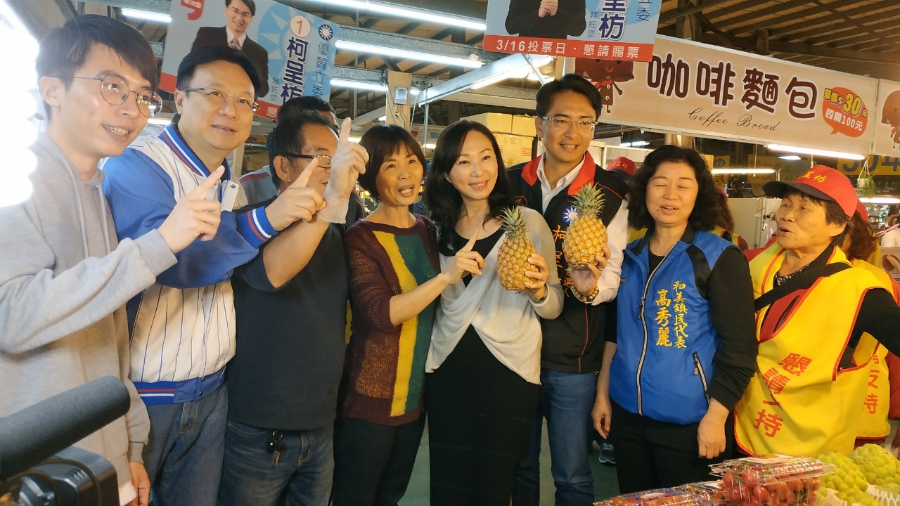 李佳芬陪柯呈枋到黃昏市場拜票。 柯呈枋競選總部/提供 李佳芬陪柯呈枋到黃昏市場拜票。 柯呈枋競選總部/提供
