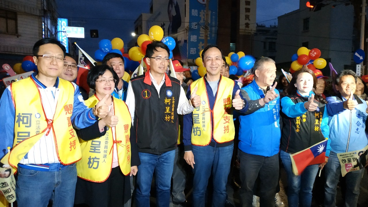 朱立倫陪柯呈枋晚間在和美市區掃街。 柯呈枋競選總部/提供 朱立倫陪柯呈枋晚間在和美市區掃街。 柯呈枋競選總部/提供