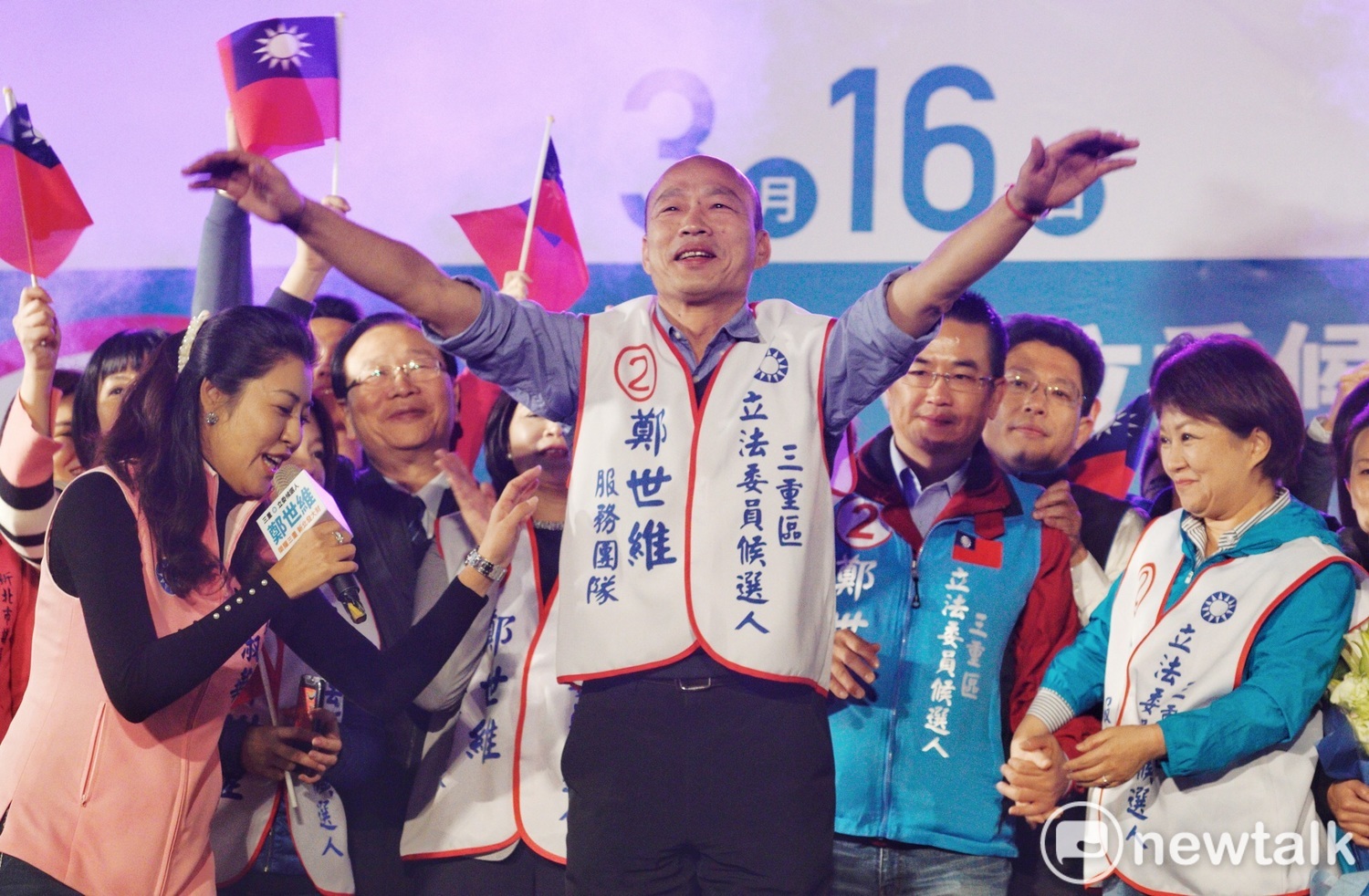 韓國瑜準備致詞時,現場民眾的尖叫聲持續三分鐘之久,主持人許淑華宣布現場人數超過三萬人。 圖:張良一/攝 韓國瑜準備致詞時,現場民眾的尖叫聲持續三分鐘之久,主持人許淑華宣布現場人數超過三萬人。 圖:張良一/攝