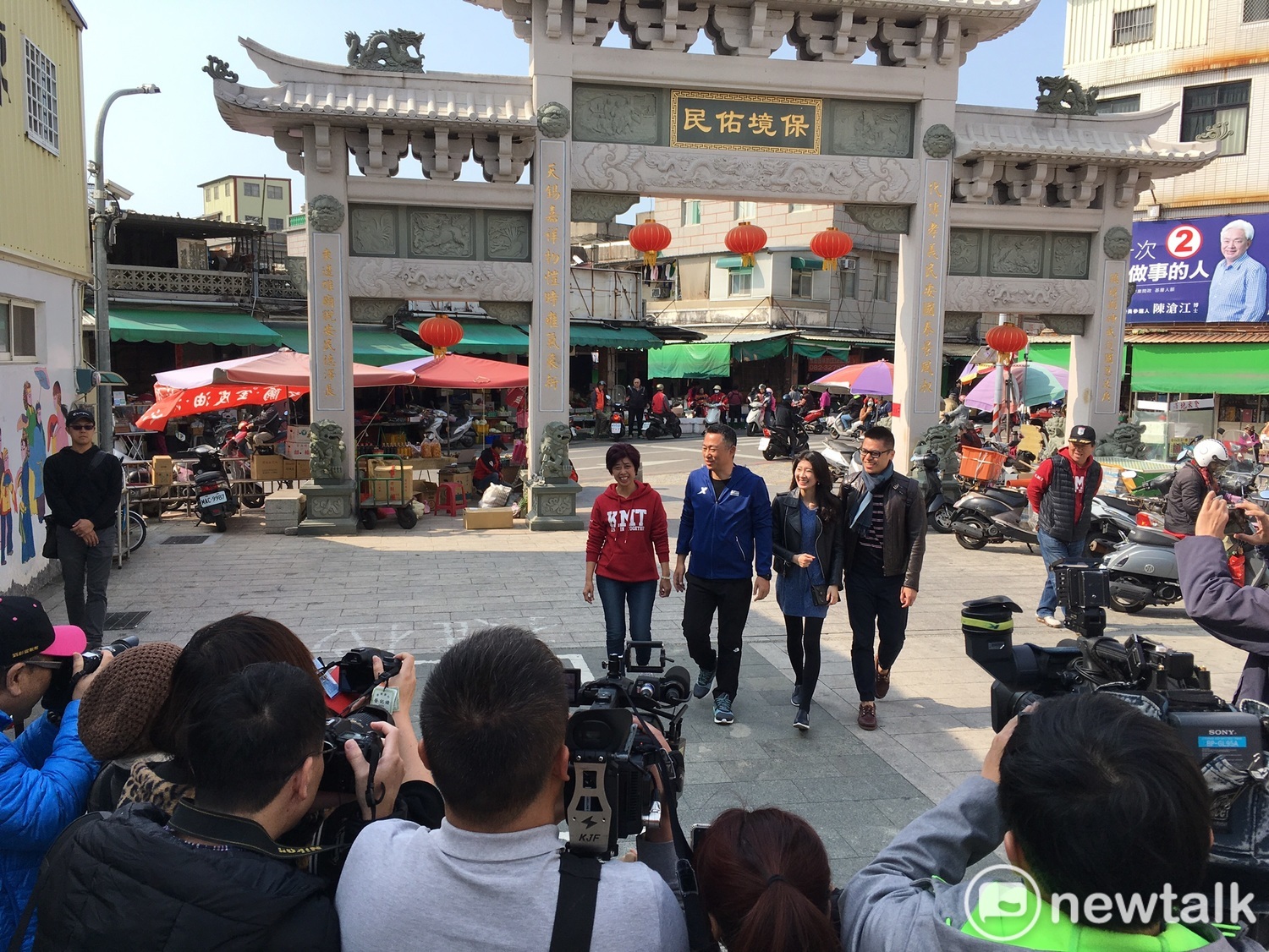 金門縣立委補選候選人洪麗萍(左一),陪同金門縣長楊鎮浯(左二)前往投票所投票。 圖:陳冠霖/提供 金門縣立委補選候選人洪麗萍(左一),陪同金門縣長楊鎮浯(左二)前往投票所投票。 圖:陳冠霖/提供