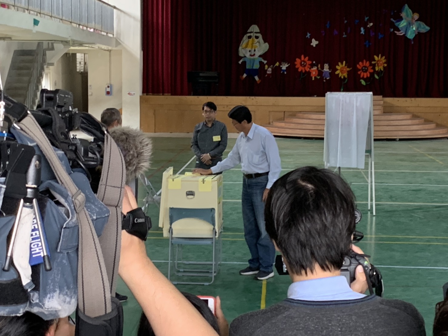 謝龍介也上午9時15分前往新市區投票。 圖:謝龍介提供 謝龍介也上午9時15分前往新市區投票。 圖:謝龍介提供