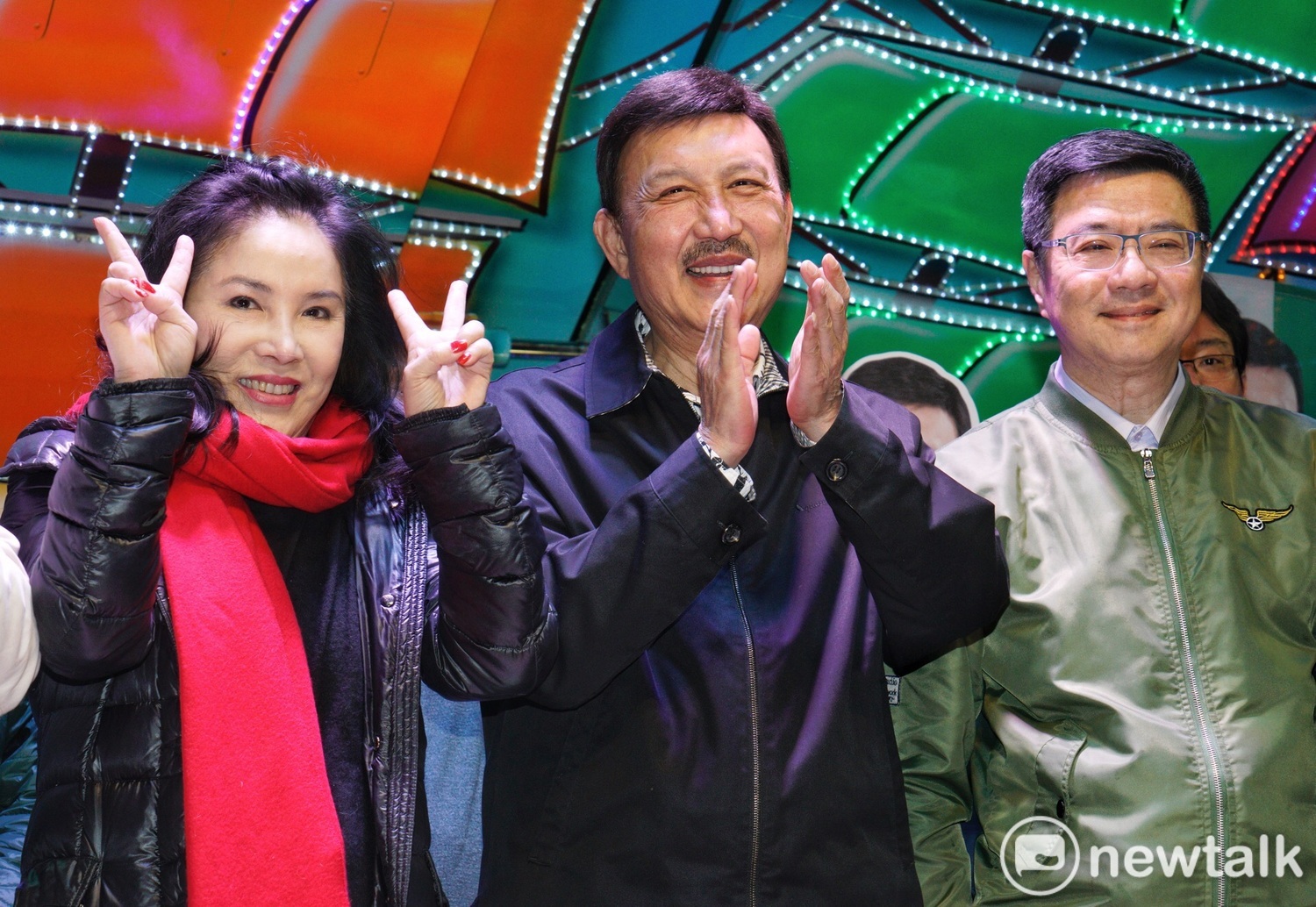 民進黨主席卓榮泰(右起)、新北市三重立委當選人余天、余天妻子李亞萍。 圖:張良一 / 攝 民進黨主席卓榮泰(右起)、新北市三重立委當選人余天、余天妻子李亞萍。 圖:張良一 / 攝