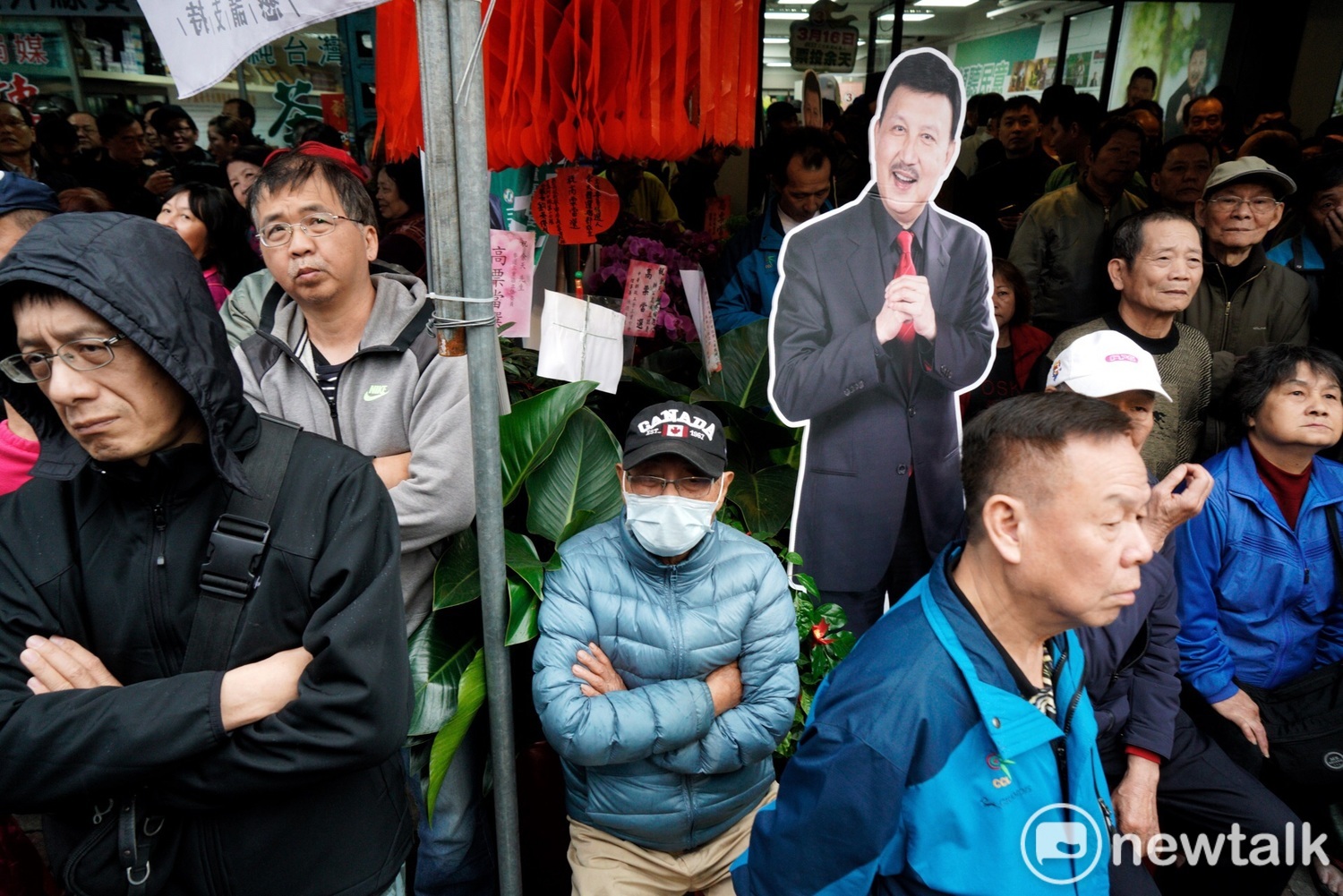 余天支持者圍繞在競選總部。 圖:張良一 / 攝 余天支持者圍繞在競選總部。 圖:張良一 / 攝