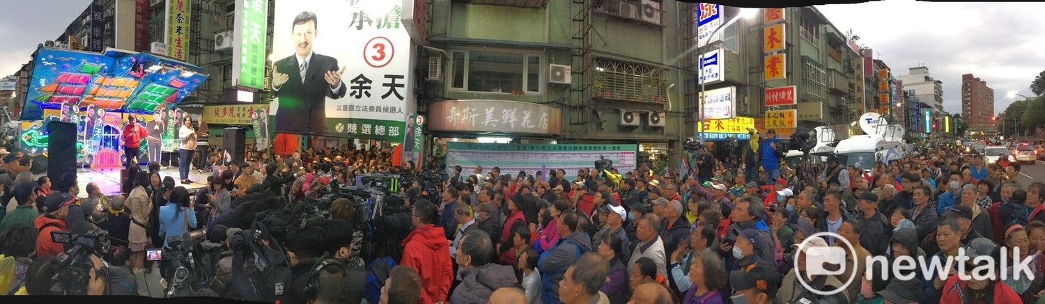 余天支持者圍繞在競選總部。 圖:張良一 / 攝 余天支持者圍繞在競選總部。 圖:張良一 / 攝