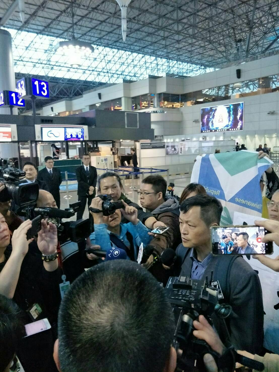 台灣國表示將會與柯文哲如影隨形,為的就是要讓柯文哲現出原形。 圖:台灣國/提供 台灣國表示將會與柯文哲如影隨形,為的就是要讓柯文哲現出原形。 圖:台灣國/提供