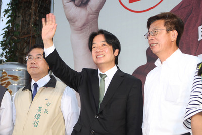 前行政院長賴清德(中)16日到台南市立委補選候選人郭國文(右)競選總部,陪勝選的郭國文一起向選民致謝,台下不時有人高喊「選總統」,他揮手微笑以對。左為台南市長黃偉哲。 圖:中央社 前行政院長賴清德(中)16日到台南市立委補選候選人郭國文(右)競選總部,陪勝選的郭國文一起向選民致謝,台下不時有人高喊「選總統」,他揮手微笑以對。左為台南市長黃偉哲。 圖:中央社