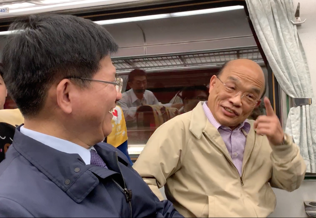 蘇貞昌乘坐火車時提起當年擔任省議員時,當時國民黨禁止方言,導致有300萬人聽不懂國語廣播,有鑑於此,他經過一番努力才讓火車、客運、飛機等大眾運輸有國語、台語以及客語的廣播。 圖:擷自行政院提供影片 蘇貞昌乘坐火車時提起當年擔任省議員時,當時國民黨禁止方言,導致有300萬人聽不懂國語廣播,有鑑於此,他經過一番努力才讓火車、客運、飛機等大眾運輸有國語、台語以及客語的廣播。 圖:擷自行政院提供影片