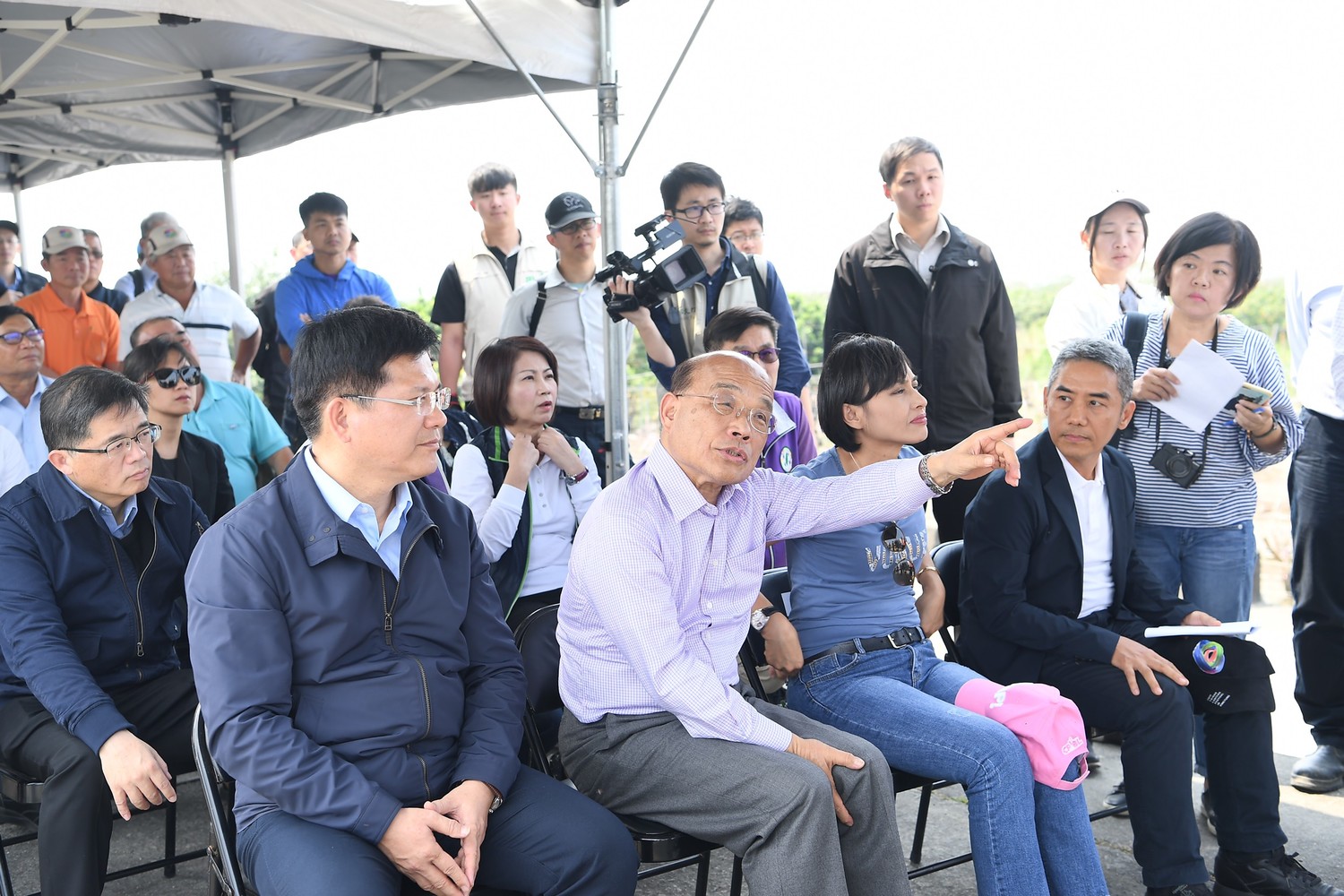行政院長蘇貞昌率同交通部長林佳龍南下視察屏東公路工程事宜。 圖:行政院提供 行政院長蘇貞昌率同交通部長林佳龍南下視察屏東公路工程事宜。 圖:行政院提供
