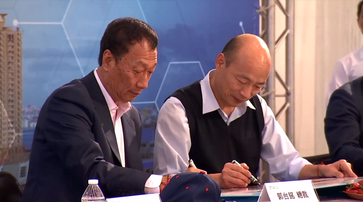 鴻海集團創辦人郭台銘(左)與高雄市長韓國瑜(右)從國民黨總統初選時就競爭激烈,但如今兩人皆未征戰成功。 圖:翻攝自直播畫面(資料照片) 鴻海集團創辦人郭台銘(左)與高雄市長韓國瑜(右)從國民黨總統初選時就競爭激烈,但如今兩人皆未征戰成功。 圖:翻攝自直播畫面(資料照片)