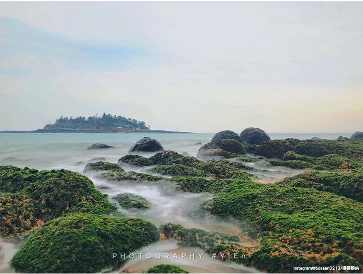 金門縣烈嶼鄉的綠石槽美景。(地點:烈嶼青岐村南邊的青岐港跟南山頭之間) 圖:翻攝自instagram bossen0213 /開放權限 金門縣烈嶼鄉的綠石槽美景。(地點:烈嶼青岐村南邊的青岐港跟南山頭之間) 圖:翻攝自instagram bossen0213 /開放權限