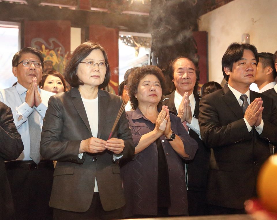 總統府秘書長陳菊(中)在臉書po出與行政院前院長賴清德(右)、總統蔡英文(前排左)合照,強調「競爭勿忘團結」。 總統府秘書長陳菊(中)在臉書po出與行政院前院長賴清德(右)、總統蔡英文(前排左)合照,強調「競爭勿忘團結」。