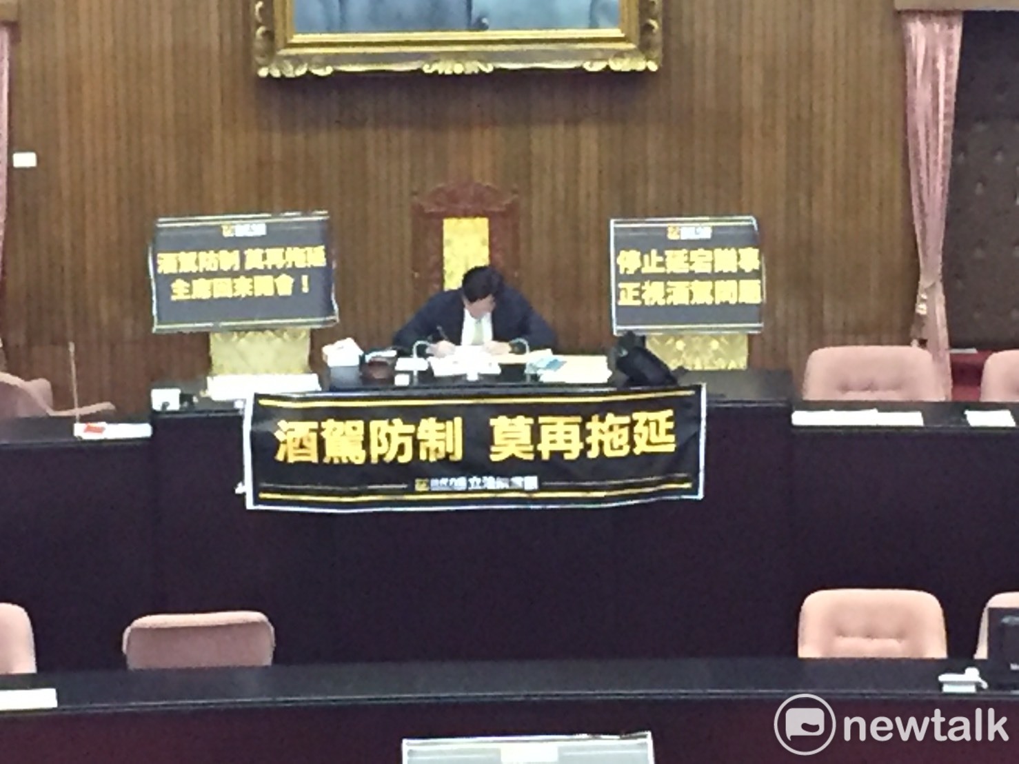 今(19)日攸關酒駕的道路交通管理處罰條例於立院進行排審作業,在審理至第六案時,主席蔡其昌隨即宣布休息,此舉令時力立委黃國昌大感不滿。 圖:趙婉淳/攝 今(19)日攸關酒駕的道路交通管理處罰條例於立院進行排審作業,在審理至第六案時,主席蔡其昌隨即宣布休息,此舉令時力立委黃國昌大感不滿。 圖:趙婉淳/攝