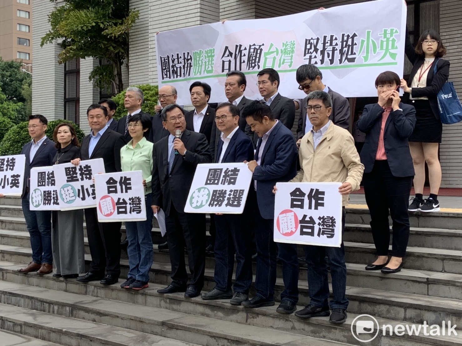 多名綠委今天召開記者會,公開挺小英。 圖:陳佩君/攝 多名綠委今天召開記者會,公開挺小英。 圖:陳佩君/攝