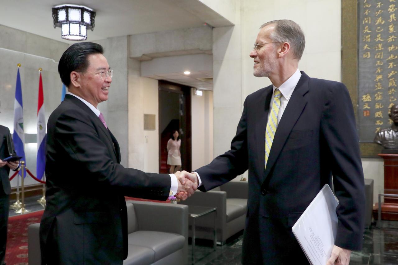 吳部長歡迎酈英傑處長。 圖:外交部/提供 吳部長歡迎酈英傑處長。 圖:外交部/提供