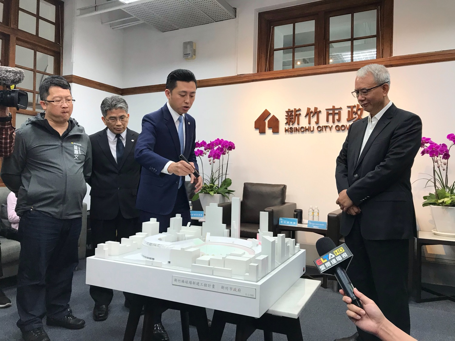 頂新和德文教基金會創辦人魏應充(右)拜會新竹市長林智堅(左)。 圖/記者常似虎攝,2019.03.19 頂新和德文教基金會創辦人魏應充(右)拜會新竹市長林智堅(左)。 圖/記者常似虎攝,2019.03.19