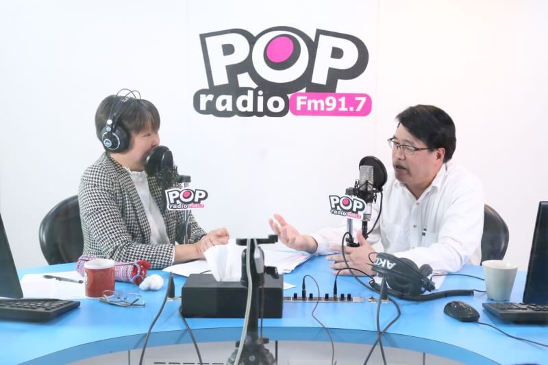 台灣民意基金會董事長游盈隆(右)到《POP搶先爆》接受黃光芹(左)專訪。 圖:翻攝自POP Radio Youtube頻道 台灣民意基金會董事長游盈隆(右)到《POP搶先爆》接受黃光芹(左)專訪。 圖:翻攝自POP Radio Youtube頻道