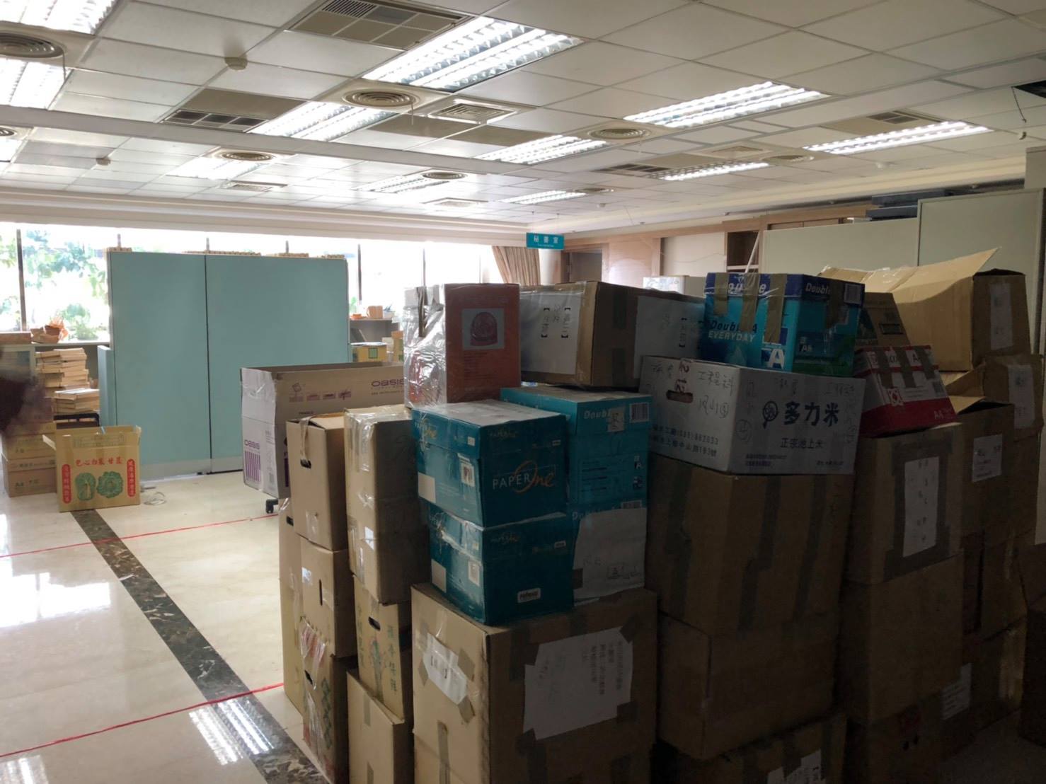 簡煥宗指控,原為高雄市長辦公室的鳳山行政中心後棟三樓空間被堆滿雜物,成為海洋局的倉庫。 圖:翻攝自簡煥宗臉書。 簡煥宗指控,原為高雄市長辦公室的鳳山行政中心後棟三樓空間被堆滿雜物,成為海洋局的倉庫。 圖:翻攝自簡煥宗臉書。