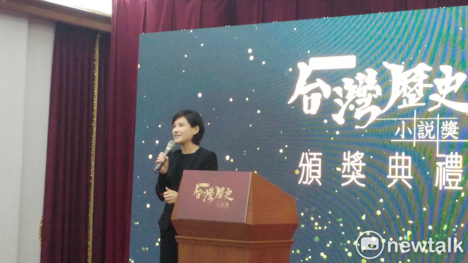 文化部長鄭麗君下午參加新台灣和平基金會舉辦的「台灣歷史小說獎」頒獎典禮。 圖:趙婉淳/攝 文化部長鄭麗君下午參加新台灣和平基金會舉辦的「台灣歷史小說獎」頒獎典禮。 圖:趙婉淳/攝