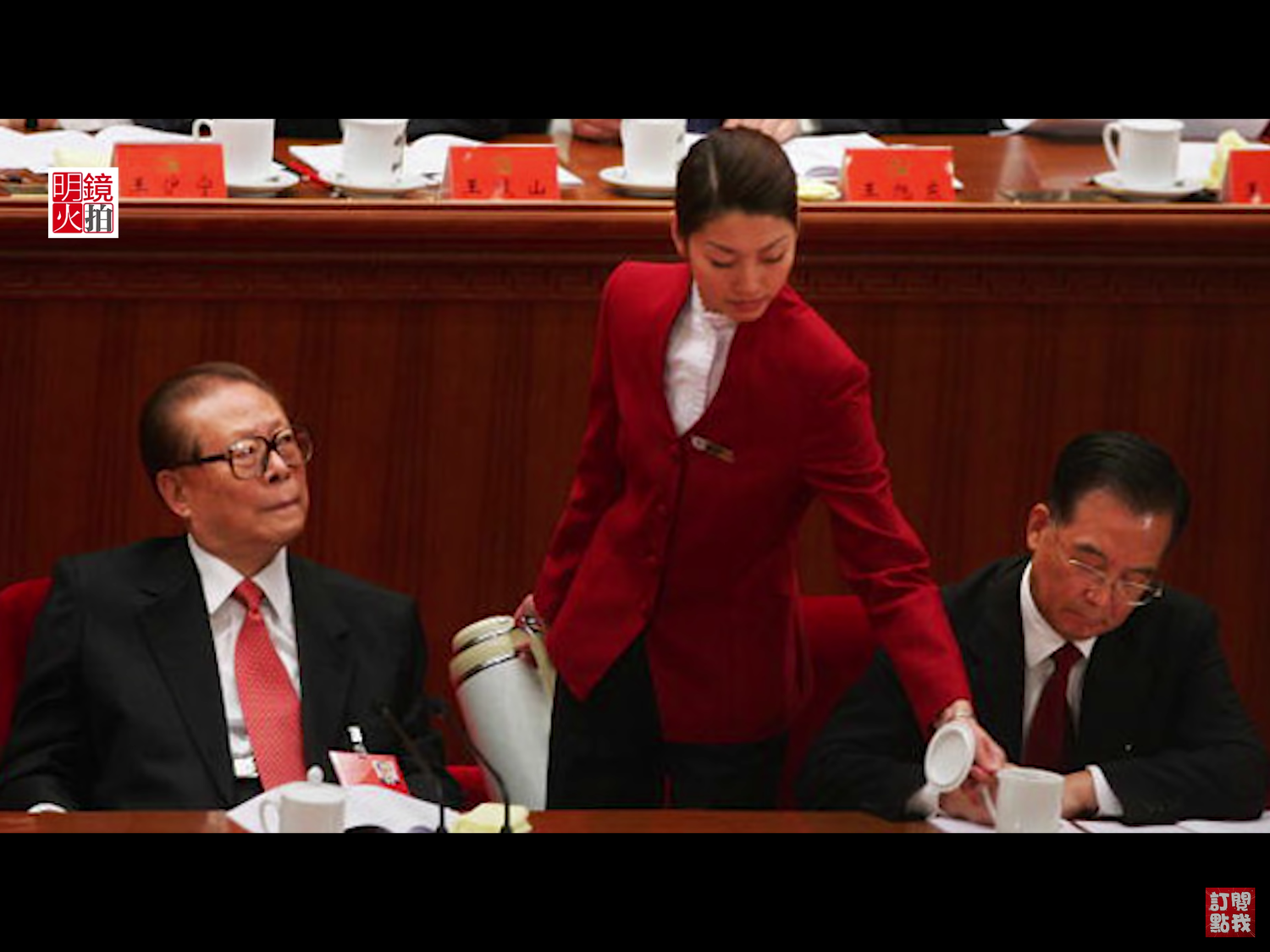 多年前的兩會召開時,中共前總書記江澤民曾經色瞇瞇地盯著前來倒水的年輕貌美女服務員,被海外媒體拍攝並刊發,此後並在網路瘋傳。 圖:翻攝自Youtube 多年前的兩會召開時,中共前總書記江澤民曾經色瞇瞇地盯著前來倒水的年輕貌美女服務員,被海外媒體拍攝並刊發,此後並在網路瘋傳。 圖:翻攝自Youtube
