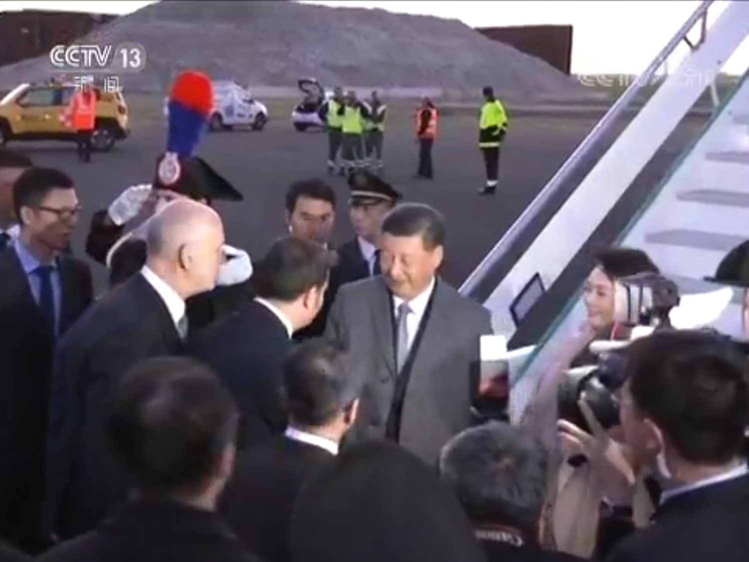 義大利農業旅遊部部長等高階官員在舷梯旁迎接。習近平和彭麗媛沿紅地毯前行,禮兵肅立在紅地毯兩側,行注目禮。 圖:翻攝自央視新聞畫面 義大利農業旅遊部部長等高階官員在舷梯旁迎接。習近平和彭麗媛沿紅地毯前行,禮兵肅立在紅地毯兩側,行注目禮。 圖:翻攝自央視新聞畫面