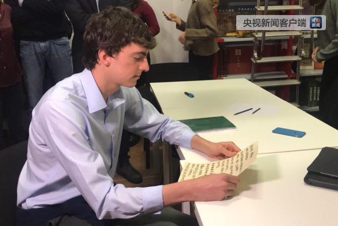央視報導稱,「上面那首漢語詩的作者是這位長相俊俏的義大利小夥,他去年曾經在上海留學」,回想起上海的春天,寫下了這首詩。這位年輕「詩人」有一個中文名字——周萬寧。 圖:翻攝自央視網 央視報導稱,「上面那首漢語詩的作者是這位長相俊俏的義大利小夥,他去年曾經在上海留學」,回想起上海的春天,寫下了這首詩。這位年輕「詩人」有一個中文名字——周萬寧。 圖:翻攝自央視網