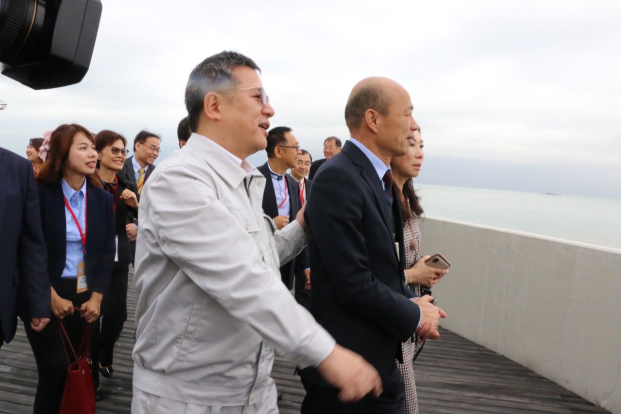 韓國瑜看港珠澳大橋。 圖:高雄市政府/提供 韓國瑜看港珠澳大橋。 圖:高雄市政府/提供