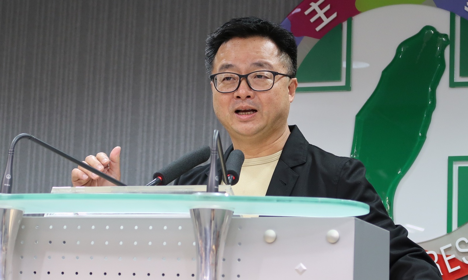 民進黨秘書長羅文嘉宣布民進黨總統初選延到5月22日之後。
