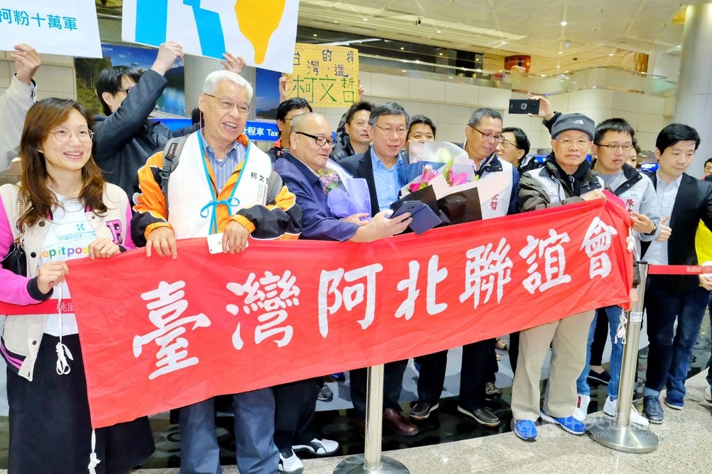 台灣阿北聯誼會總召集人吳世哲表示,團員們凌晨1時許就起床準備,有些人甚至昨天就睡在機場徹夜守候,一行20多人凌晨4時許在入境大廳集合接機。 圖/中央社 台灣阿北聯誼會總召集人吳世哲表示,團員們凌晨1時許就起床準備,有些人甚至昨天就睡在機場徹夜守候,一行20多人凌晨4時許在入境大廳集合接機。 圖/中央社