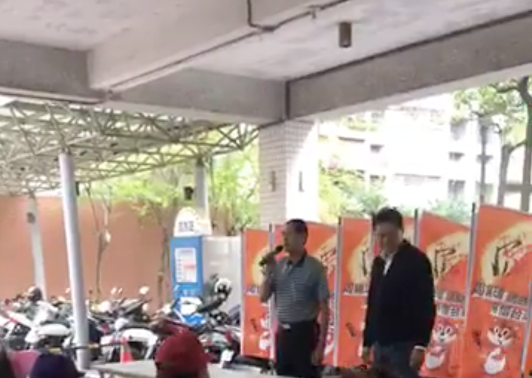 周錫瑋今(24)日到台南大林新城茶話會宣傳,請民眾支持他選總統,並強調要將該公投提案綁總統大選。 圖:翻攝自周錫瑋臉書直播。 周錫瑋今(24)日到台南大林新城茶話會宣傳,請民眾支持他選總統,並強調要將該公投提案綁總統大選。 圖:翻攝自周錫瑋臉書直播。