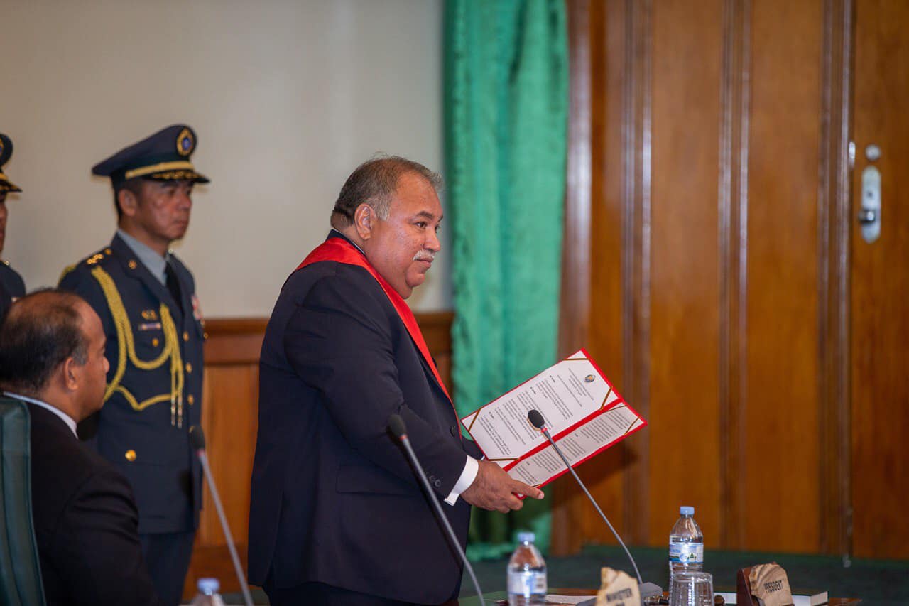 諾魯總統瓦卡(Baron Divavesi Waqa)宣讀「歡迎蔡總統訪問諾魯共和國決議案」。 圖:翻攝蔡英文 Tsai Ing-wen臉書 諾魯總統瓦卡(Baron Divavesi Waqa)宣讀「歡迎蔡總統訪問諾魯共和國決議案」。 圖:翻攝蔡英文 Tsai Ing-wen臉書