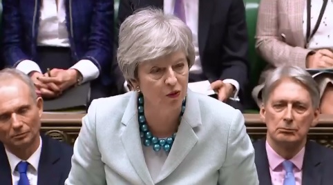 英國首相梅伊(中)25日在國會努力說服議員,支持她的脫歐協議。 圖:翻攝自梅伊臉書影片 英國首相梅伊(中)25日在國會努力說服議員,支持她的脫歐協議。 圖:翻攝自梅伊臉書影片