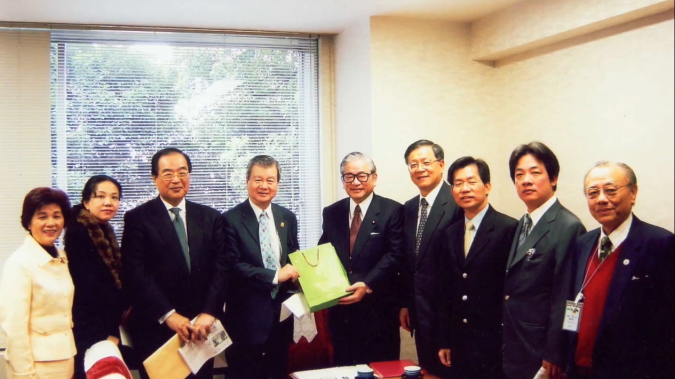 前行政院院長賴清德今日在臉書發文,表示感謝全世界各友邦國家聲援支持台灣參與今年WHA(世界衛生大會),但中國卻一再阻擾台灣出席。他表示台灣有能力、也有意願參與,強調全球醫療體系台灣不能缺席。 圖:取自賴清德臉書影片截圖 前行政院院長賴清德今日在臉書發文,表示感謝全世界各友邦國家聲援支持台灣參與今年WHA(世界衛生大會),但中國卻一再阻擾台灣出席。他表示台灣有能力、也有意願參與,強調全球醫療體系台灣不能缺席。 圖:取自賴清德臉書影片截圖