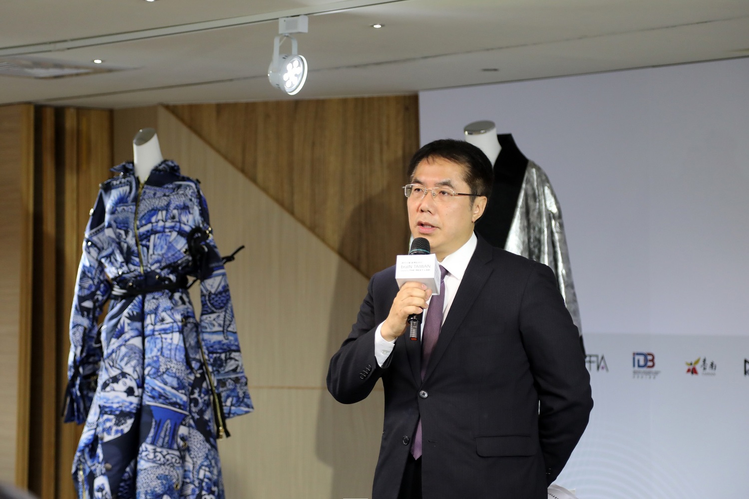 台南市政府今年首度領軍,以「braIN TAIWAN」(遇見米蘭臺灣新時尚)為主題,集結台灣15家紡織業者及國內外知名設計師,前進米蘭參與設計權威雜誌《INTERNI》年度設計大展。 圖:黃博郎/攝 台南市政府今年首度領軍,以「braIN TAIWAN」(遇見米蘭臺灣新時尚)為主題,集結台灣15家紡織業者及國內外知名設計師,前進米蘭參與設計權威雜誌《INTERNI》年度設計大展。 圖:黃博郎/攝