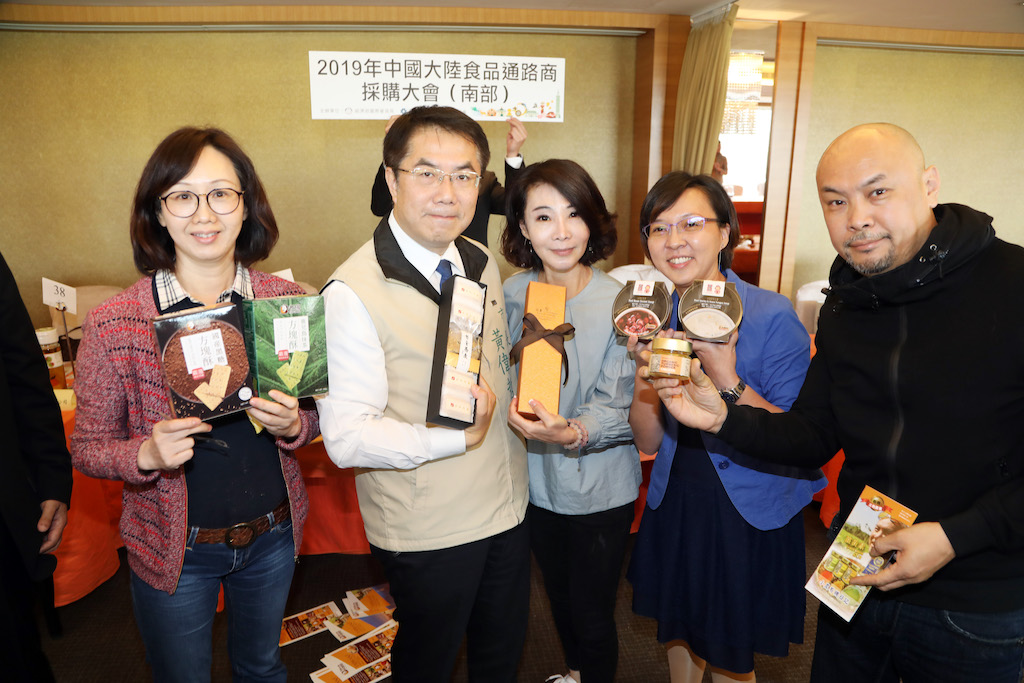 台南市長黃偉哲則帶領買主現場試吃各種農產品,成為最受歡迎的試吃員。 圖:台南市政府提供 台南市長黃偉哲則帶領買主現場試吃各種農產品,成為最受歡迎的試吃員。 圖:台南市政府提供