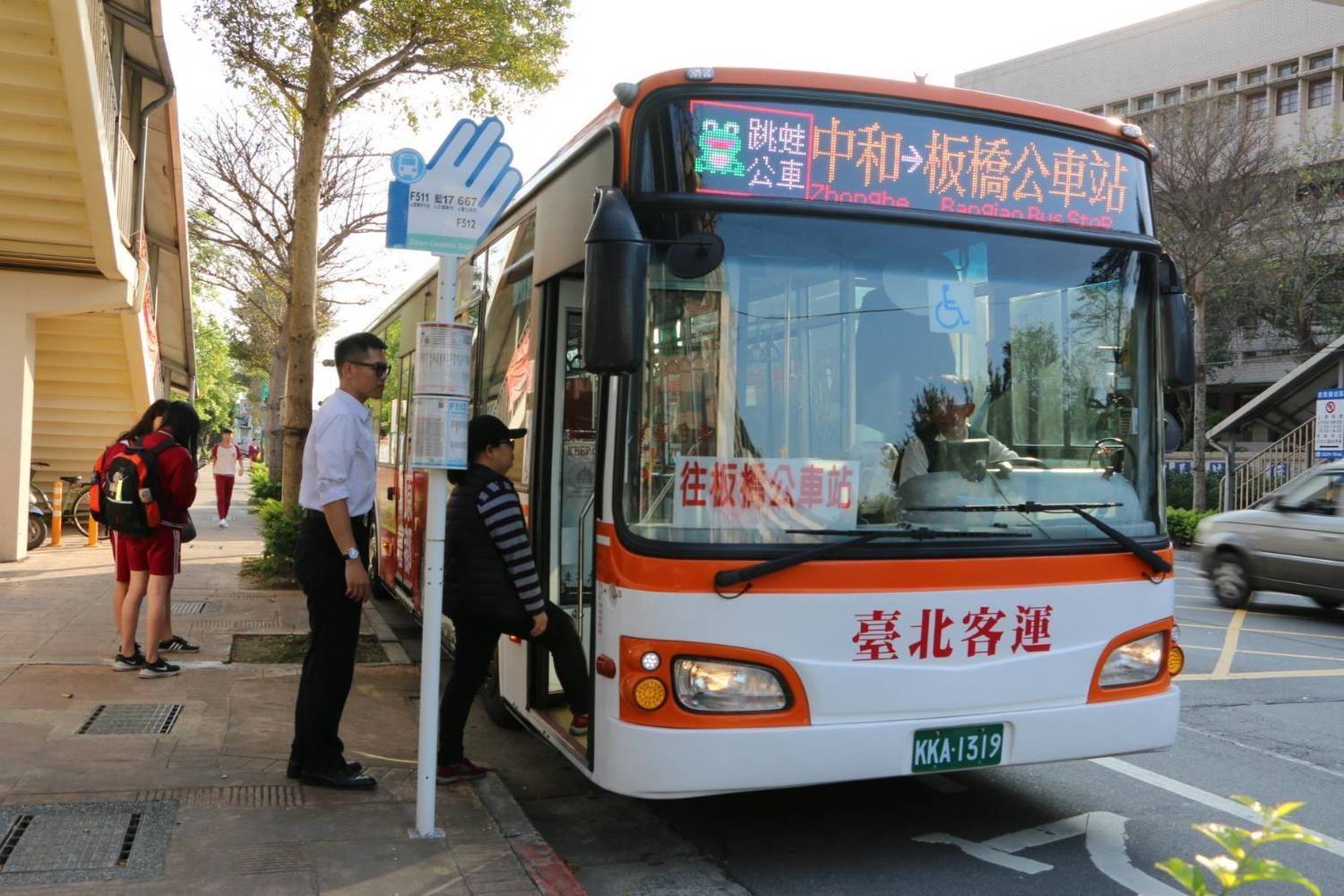 「中和-板橋公車站」跳蛙公車將於4月1日通車,提供中和穗和地區民眾在上午尖峰時段直達板橋公車站,較原667公車路線節省10分鐘車程。 圖:新北市交通局提供 「中和-板橋公車站」跳蛙公車將於4月1日通車,提供中和穗和地區民眾在上午尖峰時段直達板橋公車站,較原667公車路線節省10分鐘車程。 圖:新北市交通局提供